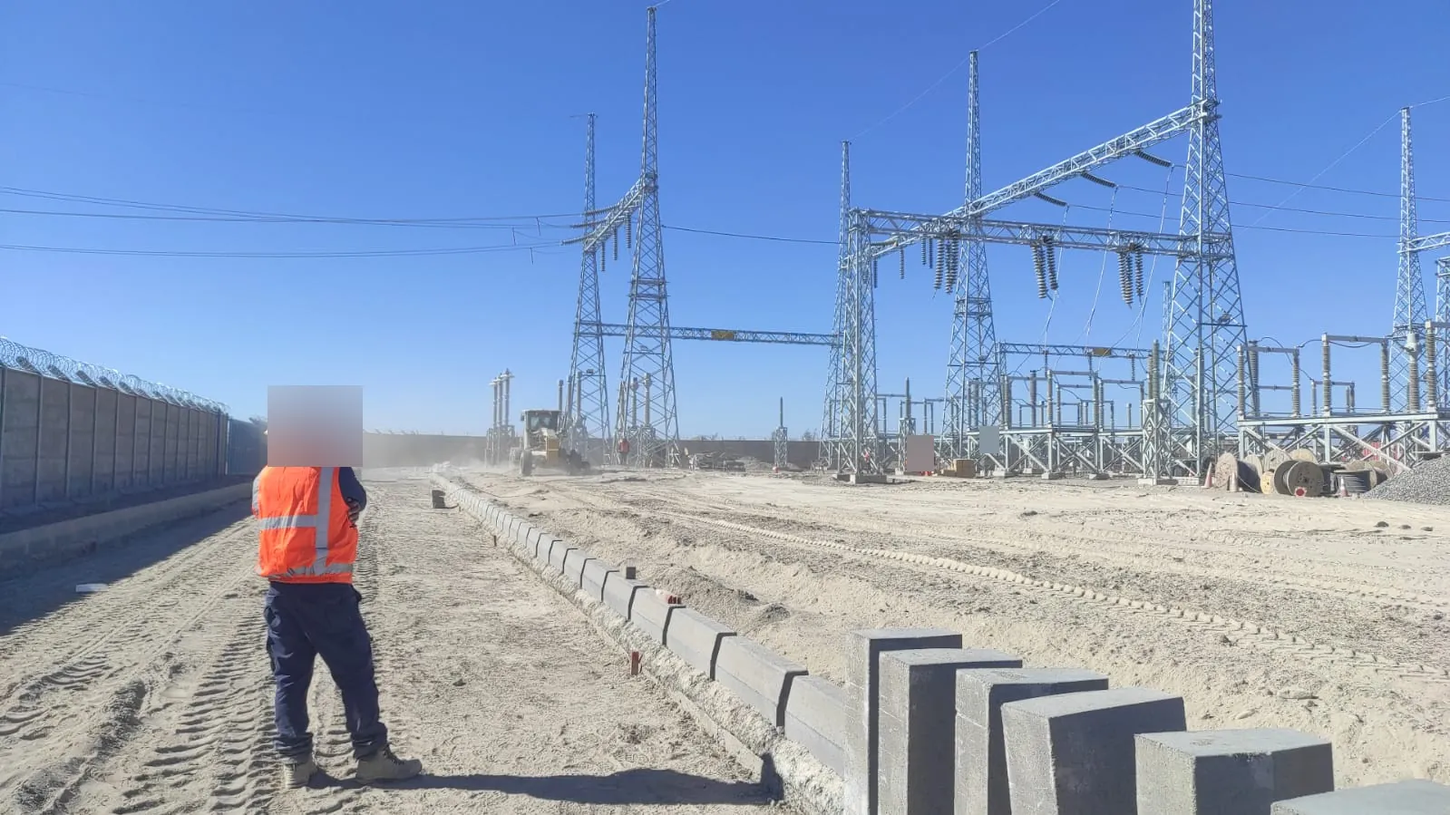 Supervisor de terreno bajo las torres de la subestación.