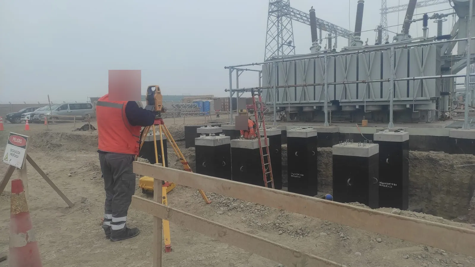 Topógrafo midiendo junto al transformador en S.E. Tirana Solar.